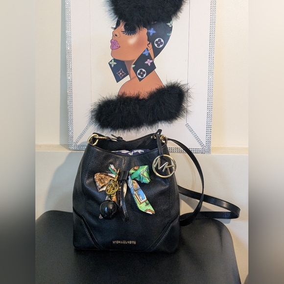 Michael Kors Nicole Leather Bucket Drawstring Crossbody Bag - Picture 5 of 14